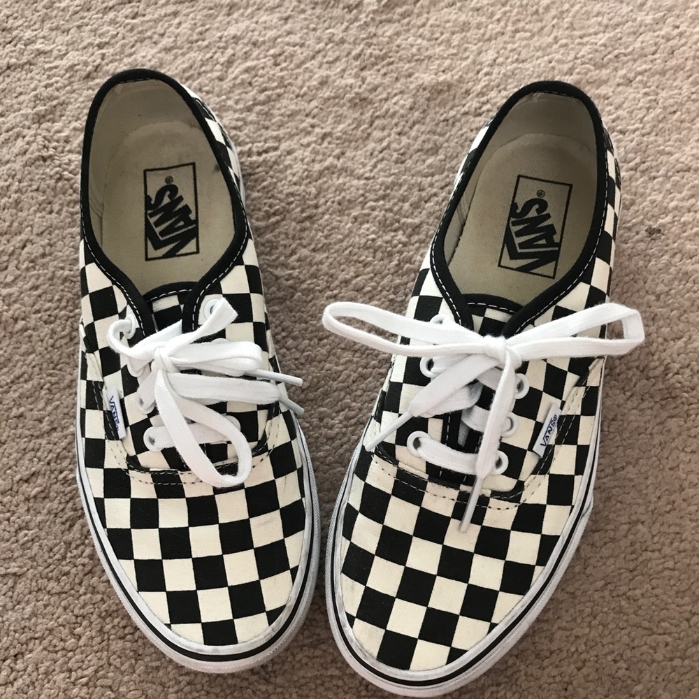 SOLD Vans Checkered Lace up sneakers!