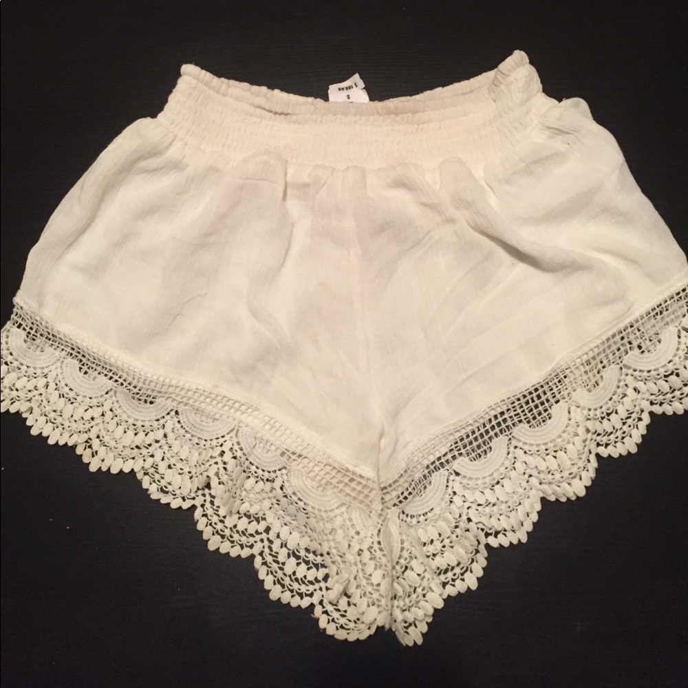 White linen shorts with lace