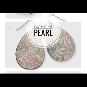 Mother of pearl shell flower earrings