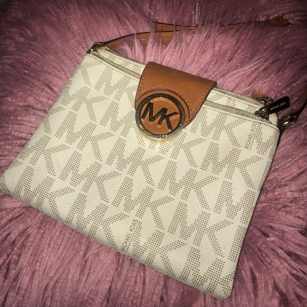 Micheal kors cross body purse