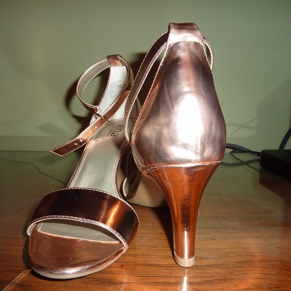 ROSE GOLD SANDAL - Picture 2 of 7