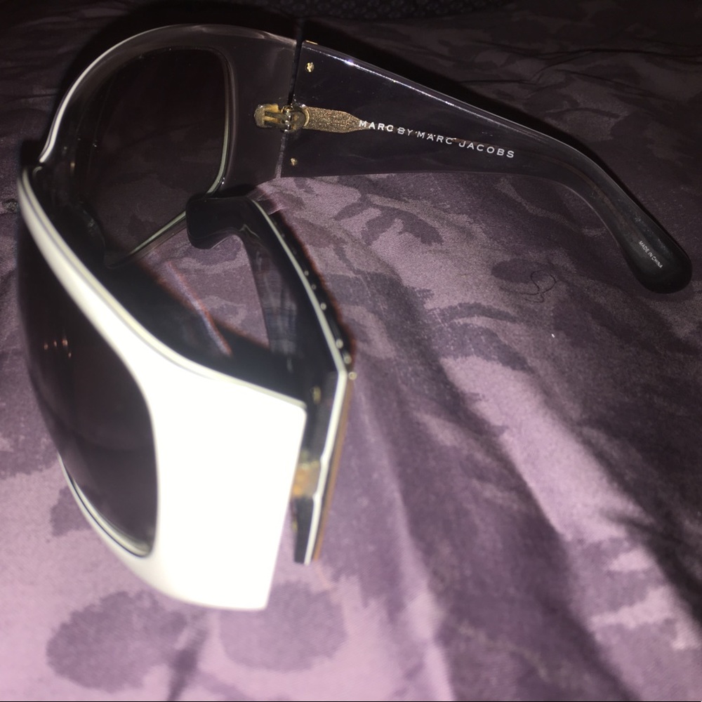 Sun glasses - Picture 3 of 3