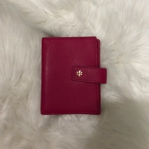 🎉🎀SALE!!!🎀🎉Tory Burch Pebbled Passport Holder