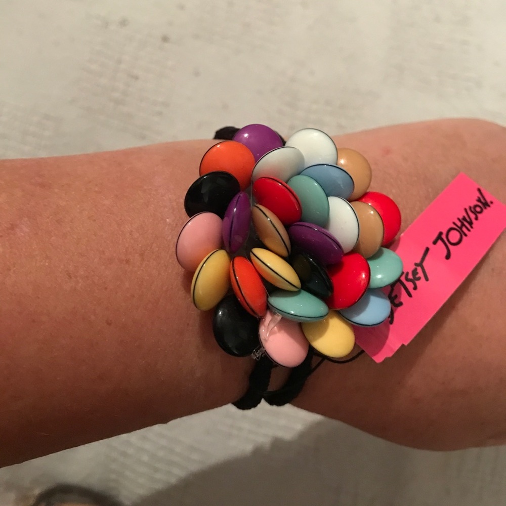 NWT BETSEY JOHNSON FLOWER 🌺 BRACELET SO PRETTY!! - Picture 4 of 5