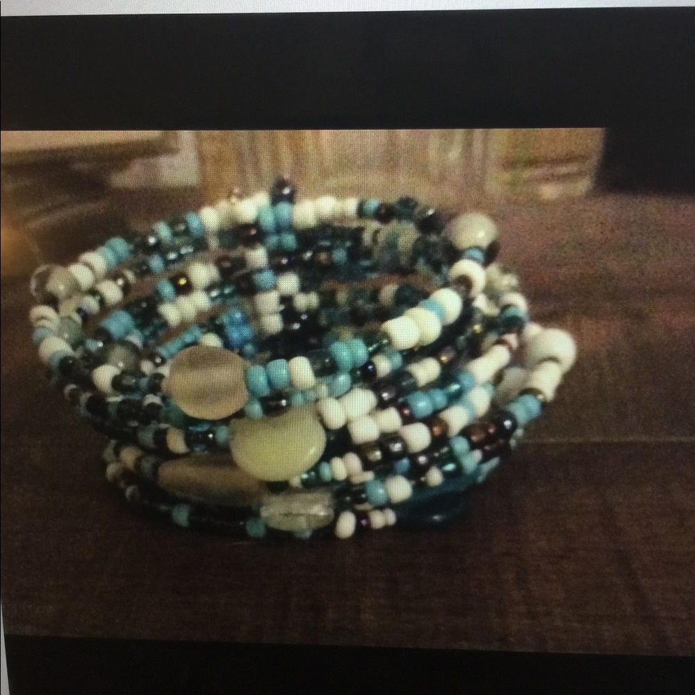 Blue tone coil bead bracelet