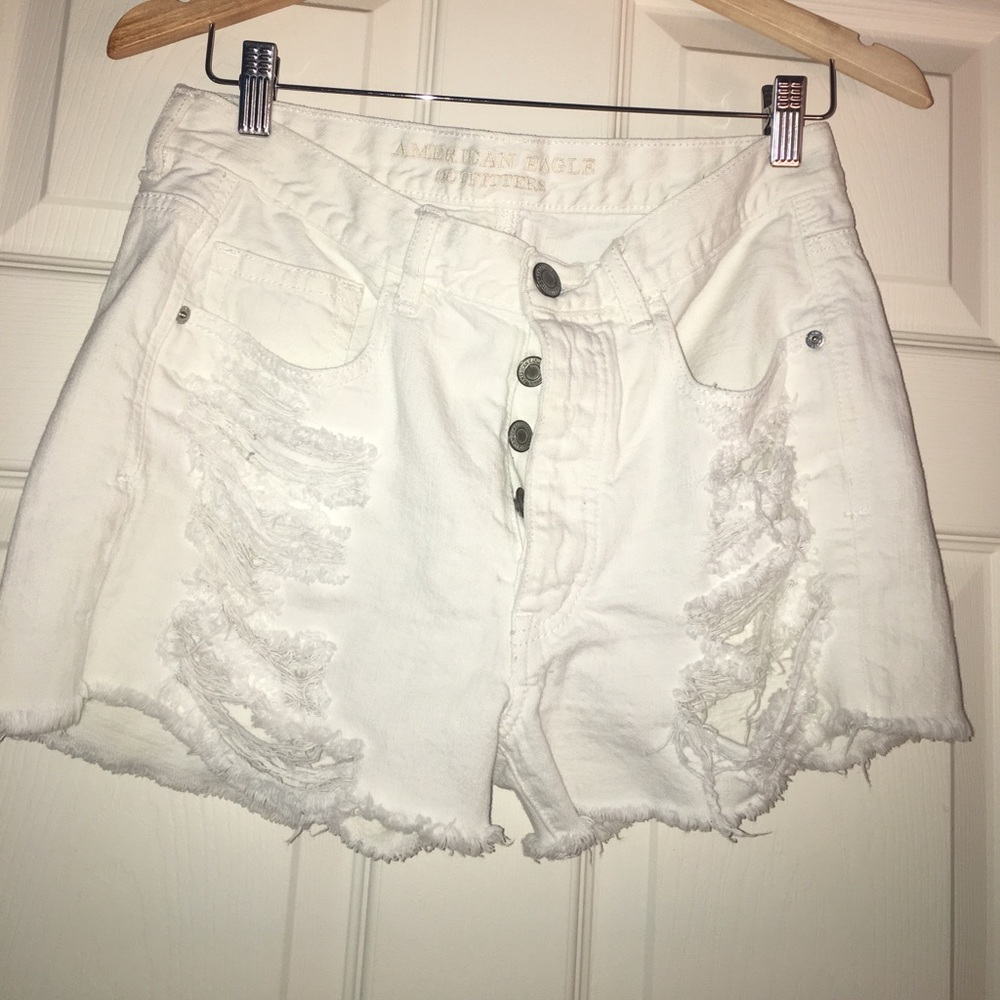 VERY GENTLY USED WHITE DISTRESSED AE SHORTS