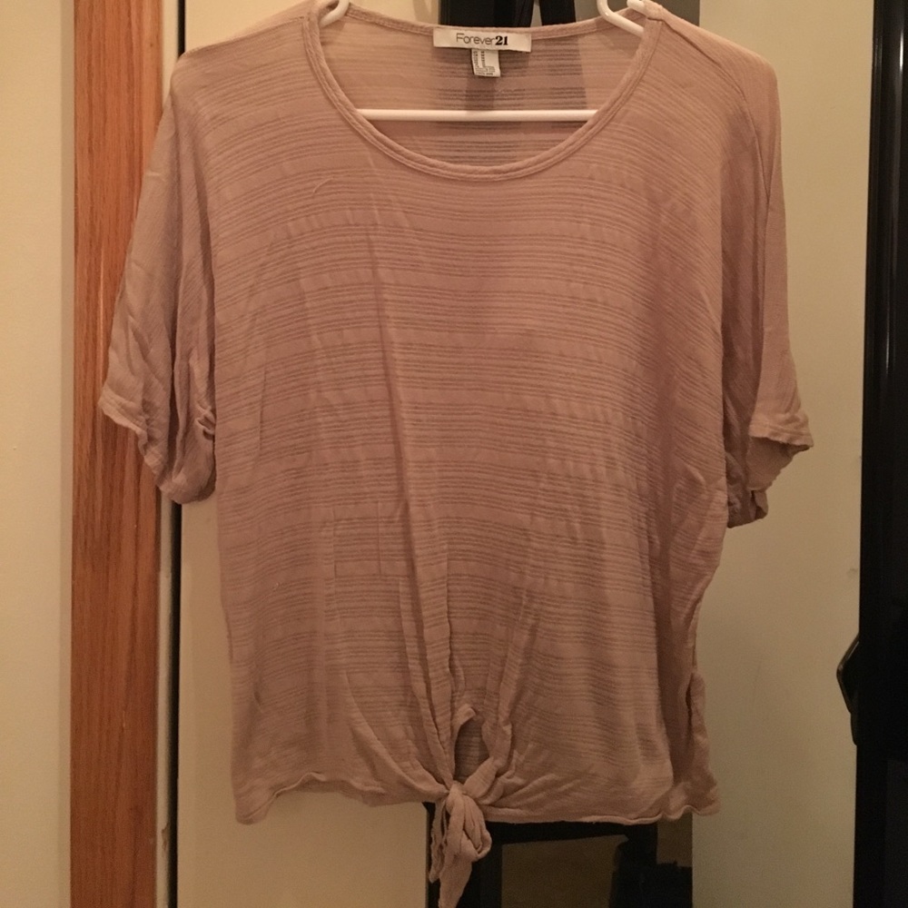 Tan short sleeved shirt.