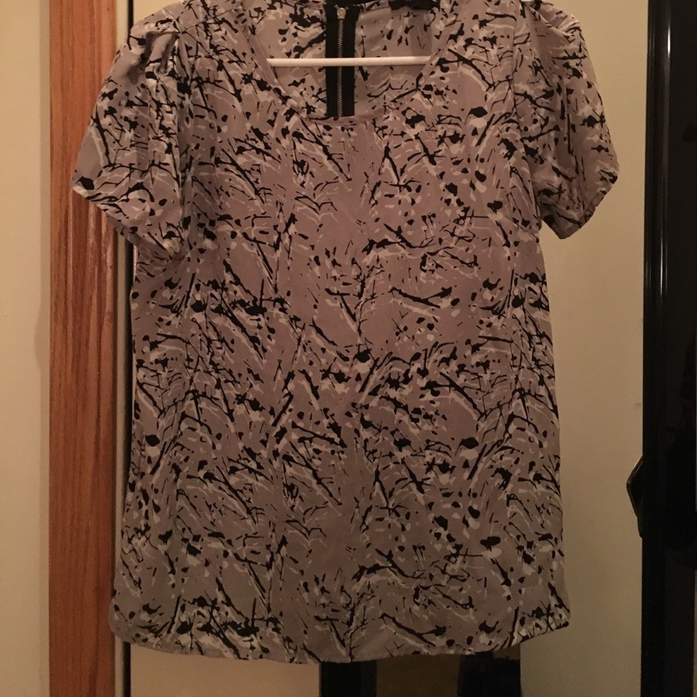 Gray short sleeved shirt