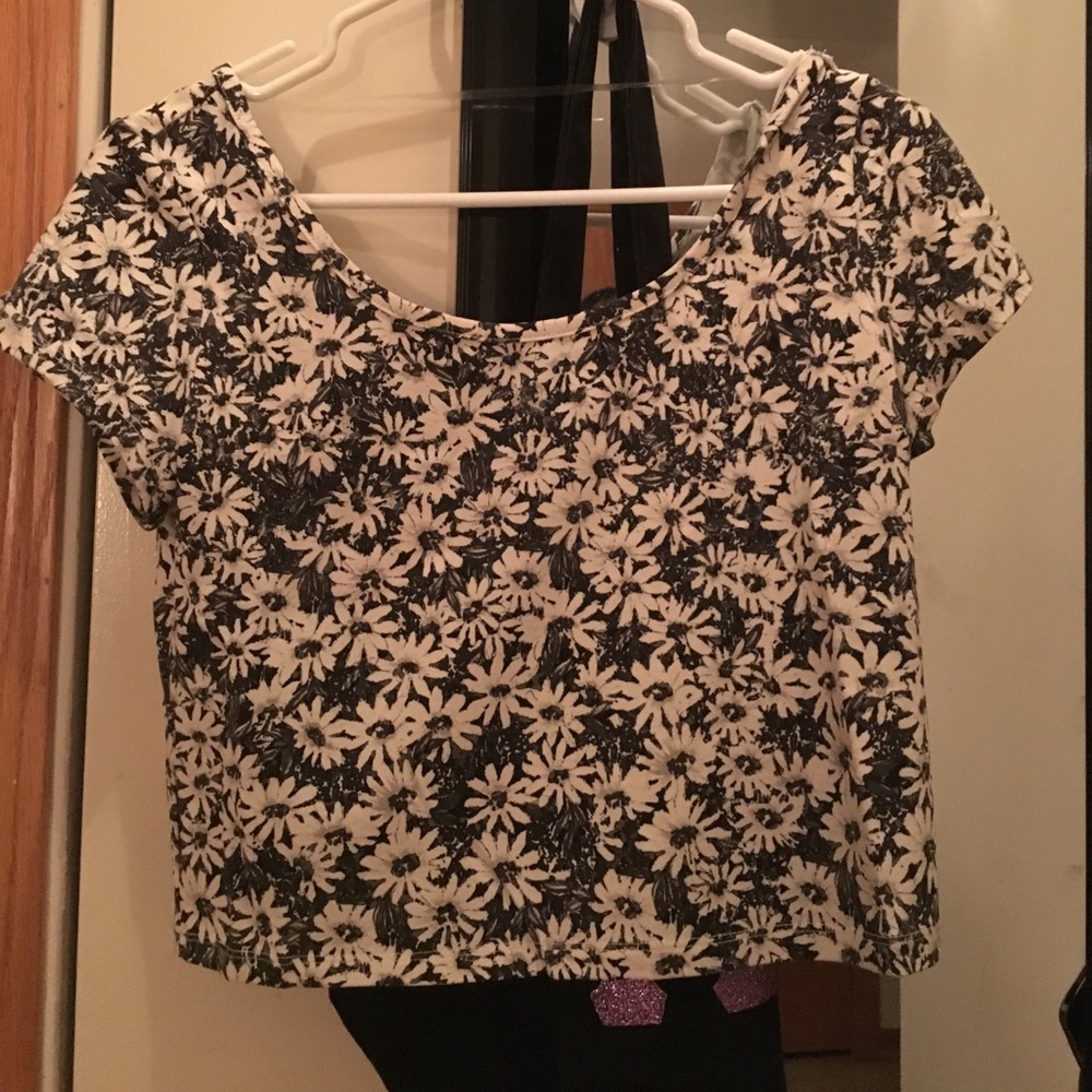 Gray and white daisy crop top