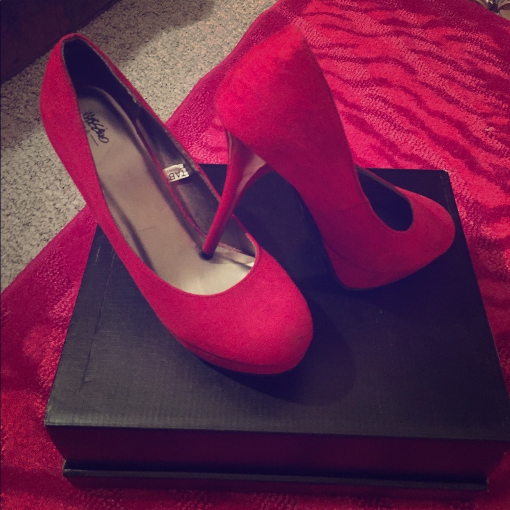 Classic suede like red heels!