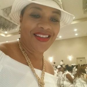 Meet your Posher, Debbie