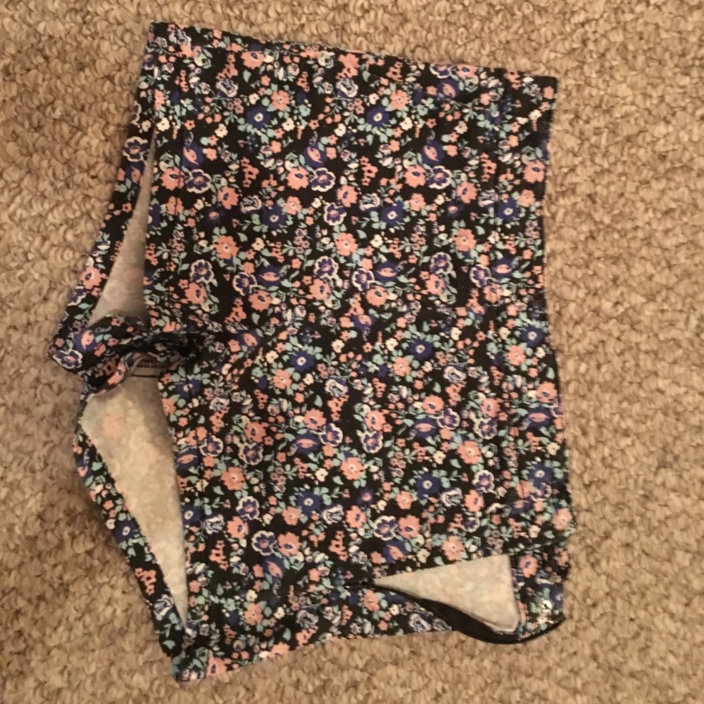 Floral shorts. Made of cotton and polyester.