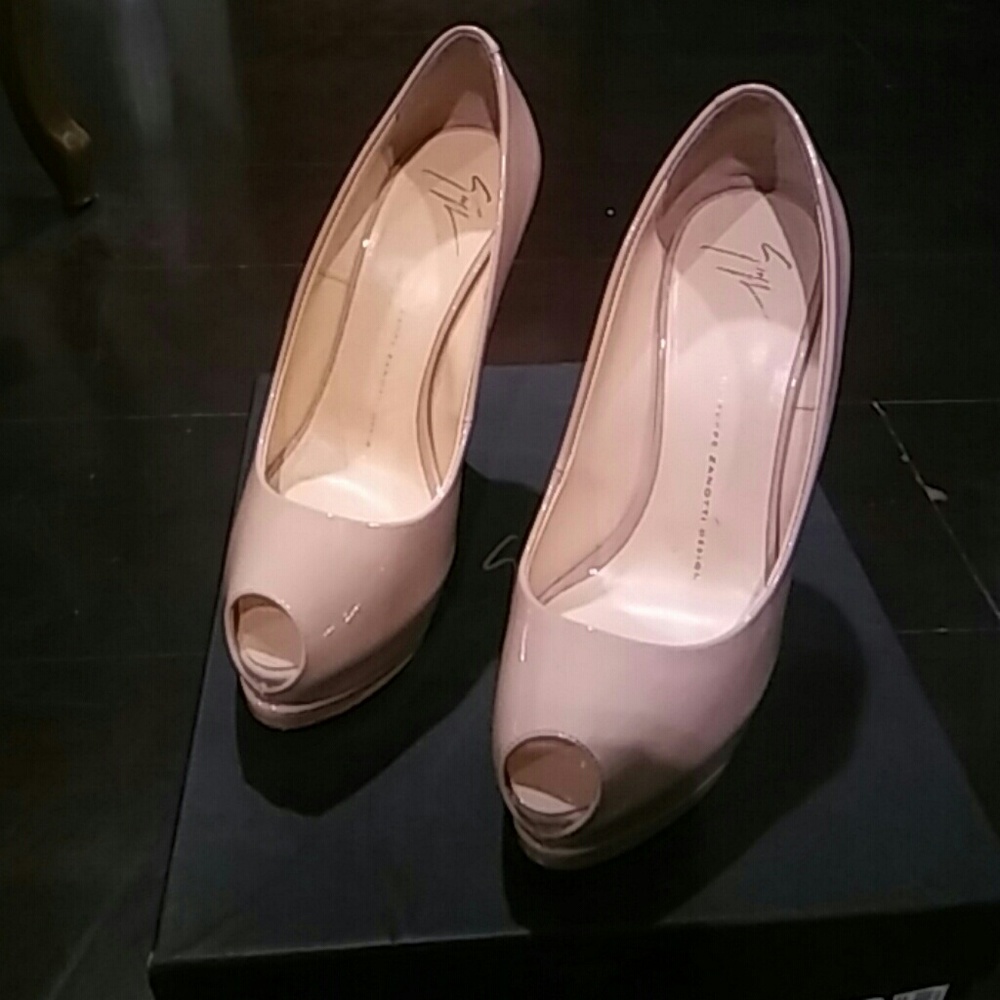Giuseppe Zanotti peep toe heel