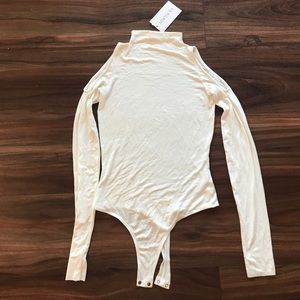 Bodysuit white off the shoulder - bailey 44