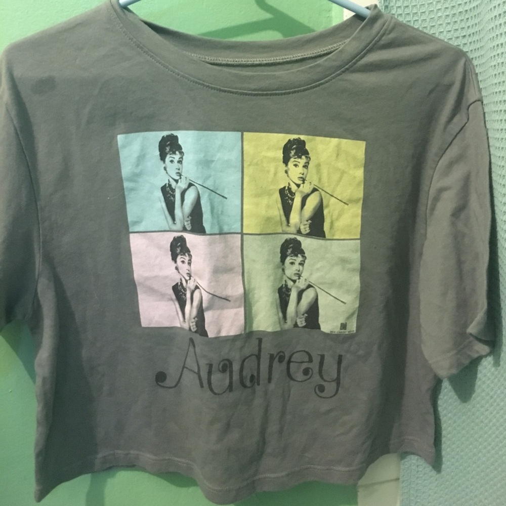 Cropped Audrey Hepburn shirt