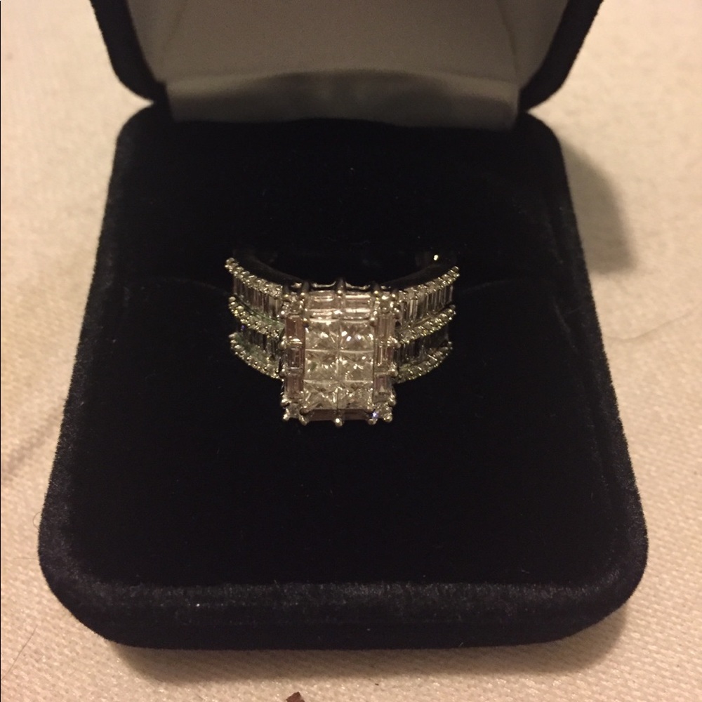 Gorgeous 15K white gold Engagement Ring!