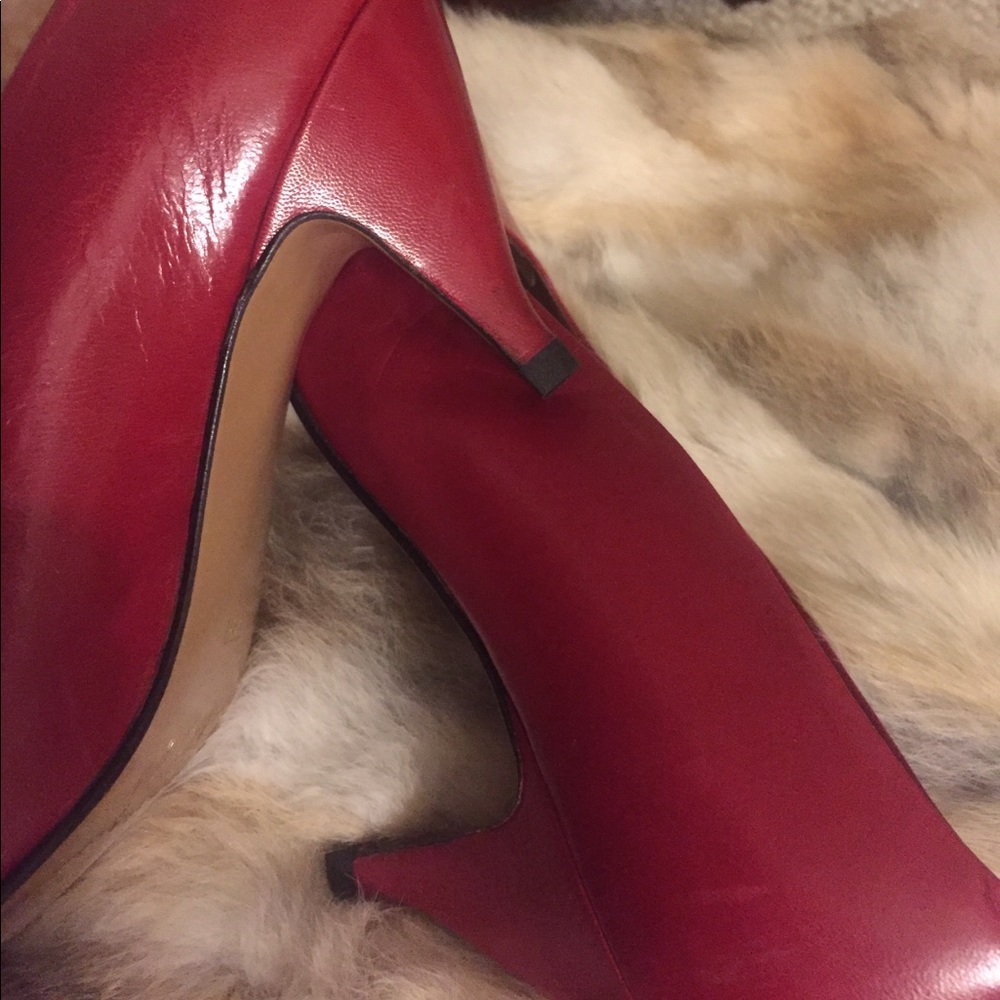 Red Pumps - image 3