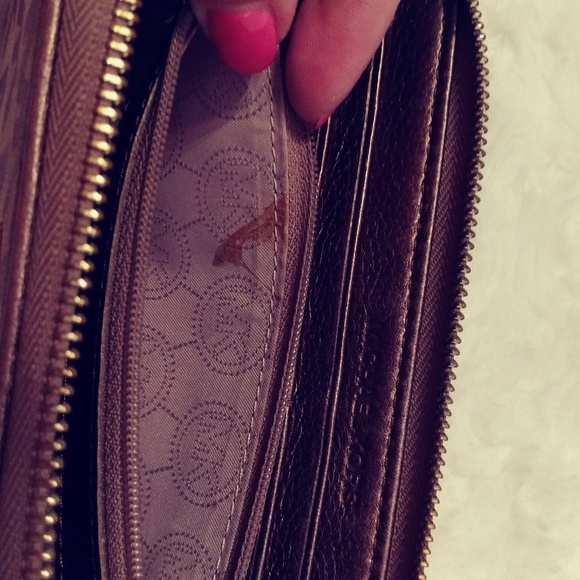 Authentic MK Wallet - Picture 3 of 4