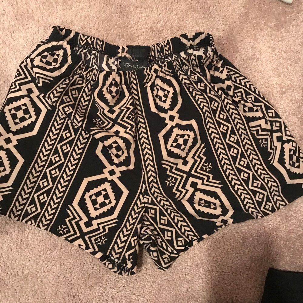 AZTEC PRINT FLOWY SHORTS