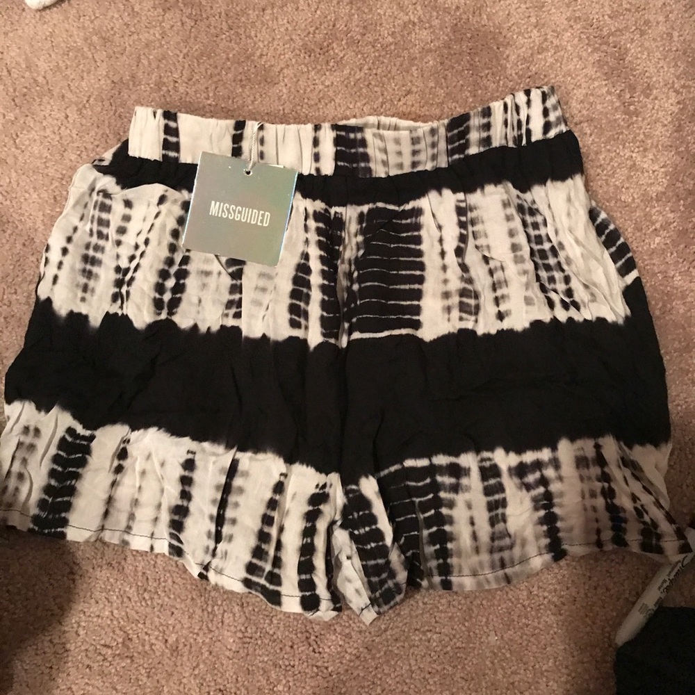 MISGUIDED FLOWY SHORTS