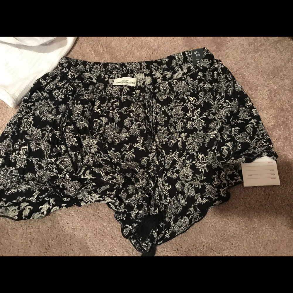 FLOWY ABERCROMBIE & FITCH SHORTS
