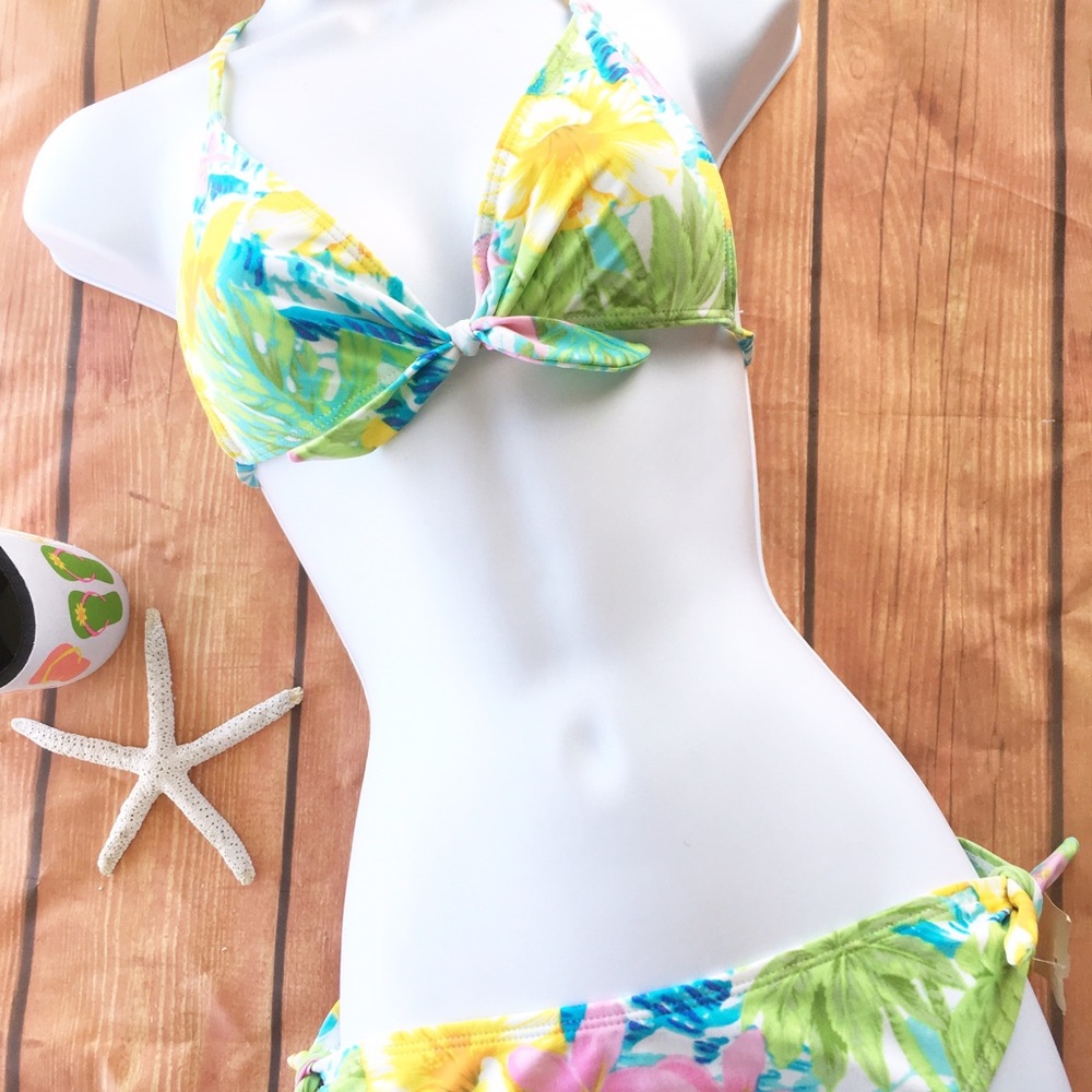 Feeling Aloha in these swimsuit💐