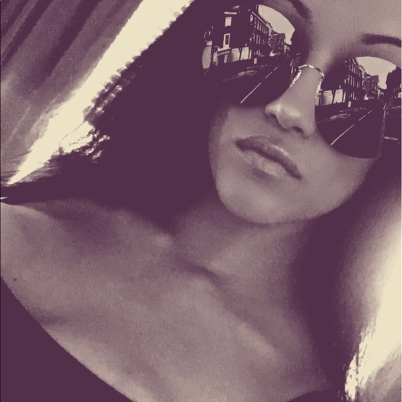 Meet your Posher, Stephanie - Picture 2 of 4