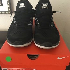 Women's size 11 Nike running shoes (Nike Flex RN)