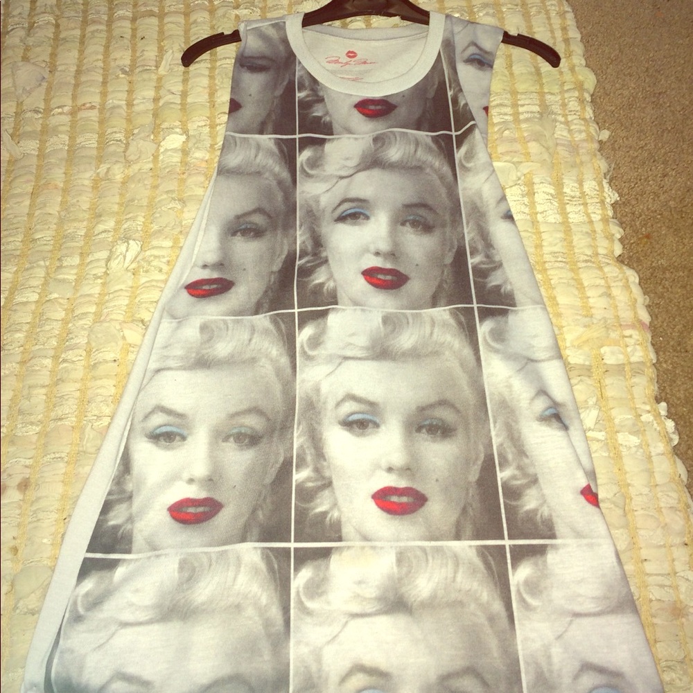 Beautiful Marilyn Monroe long top