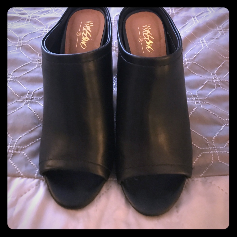 Black Chunky-heel Peep-Toe Booties