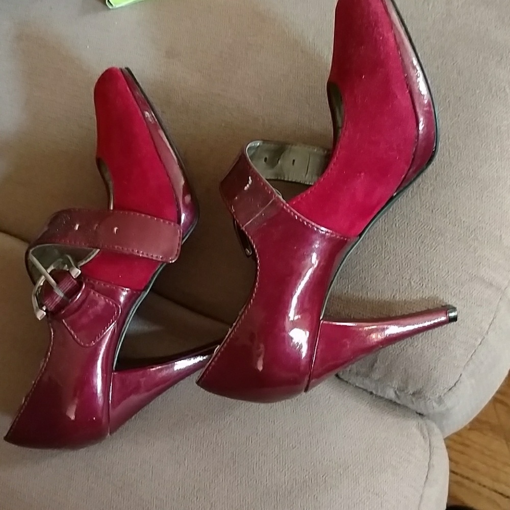 Heels - Picture 2 of 2
