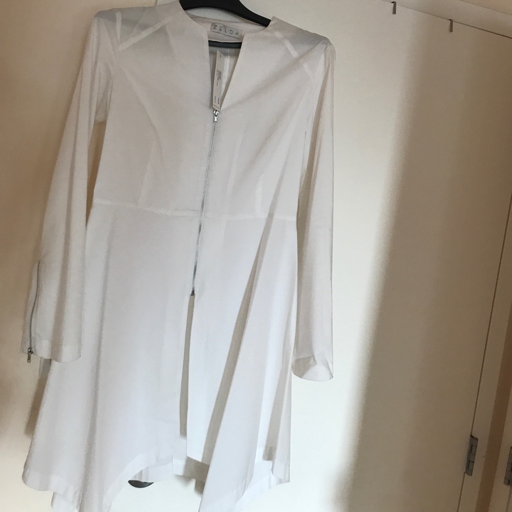 Long- sleeved white shirts with zips