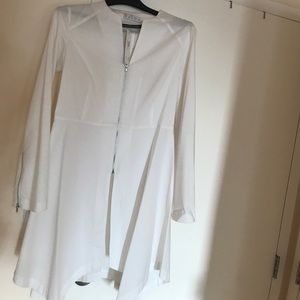 Long- sleeved white shirts with zips