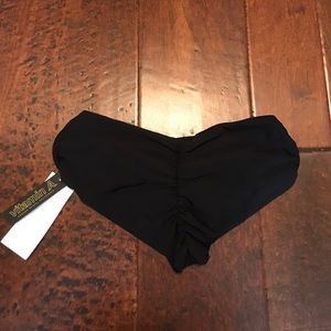 NWT Vitamin A Cheeky Ring Bathsuit Bottoms. Size 4