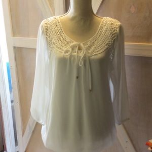 BOHO CHIC LINED EMBROIDERED NECKLINE TOP SIZE L