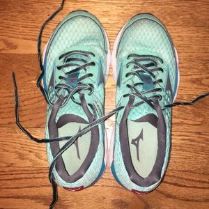 Mizuno Wave inspire 11 tennis shoes