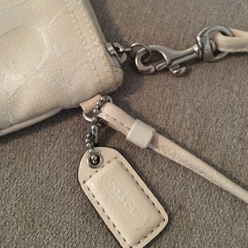 ❤️ Coach Signature Wristlet w Dust Bag Authentic - Picture 2 of 6