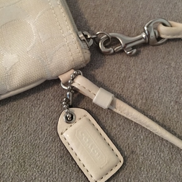 ❤️ Coach Signature Wristlet w Dust Bag Authentic - Picture 2 of 6