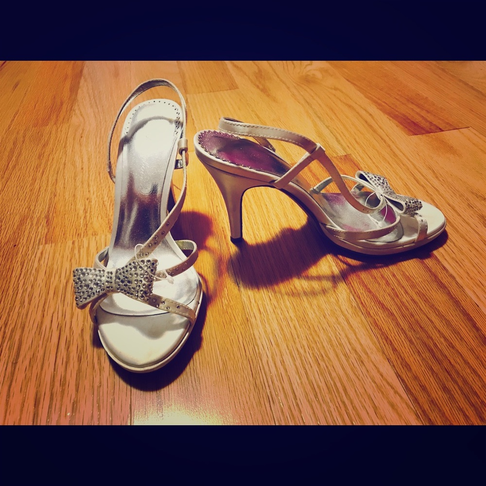 Michaelangelo Silver Bow Heels