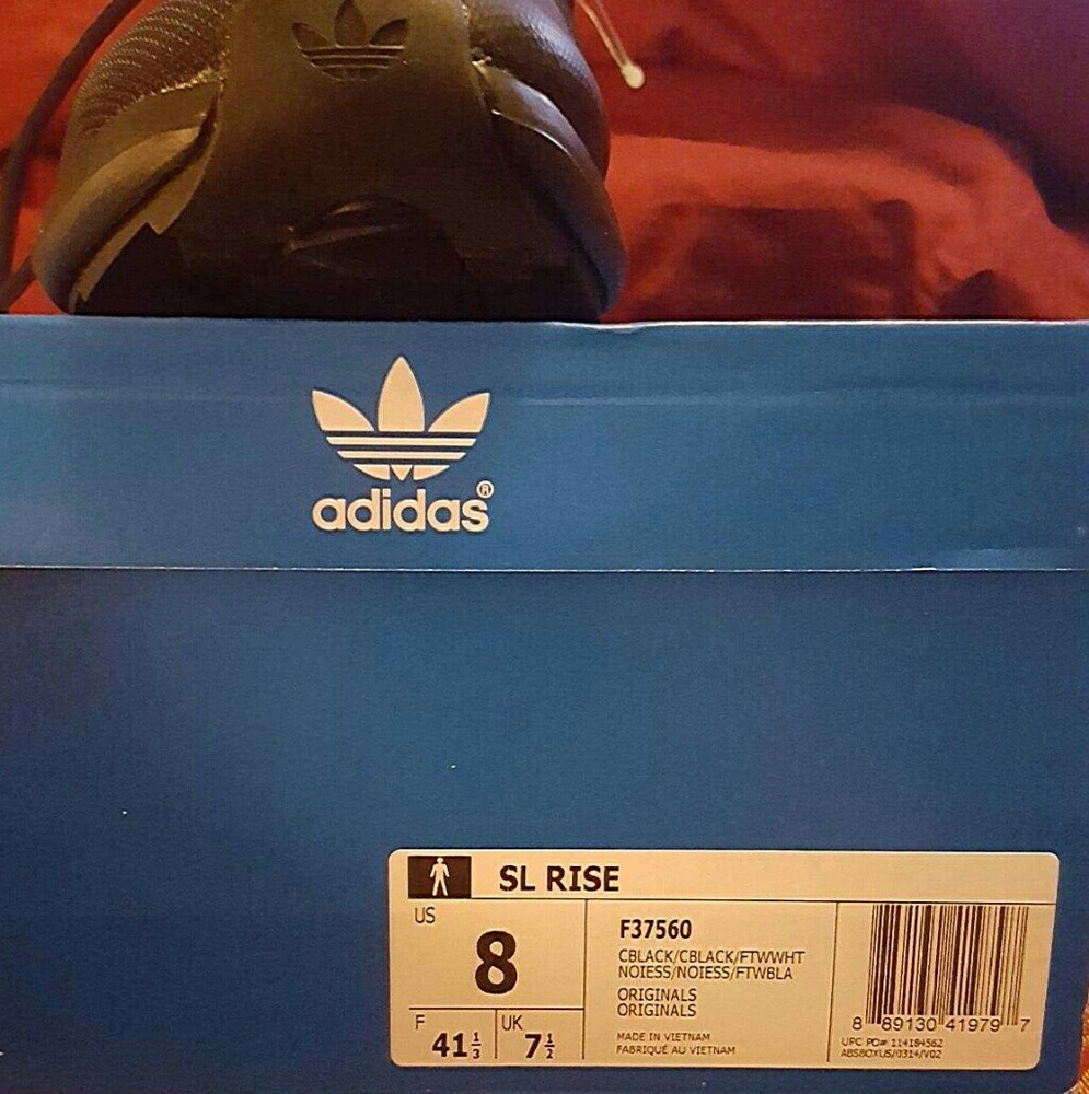 Tennis shoes