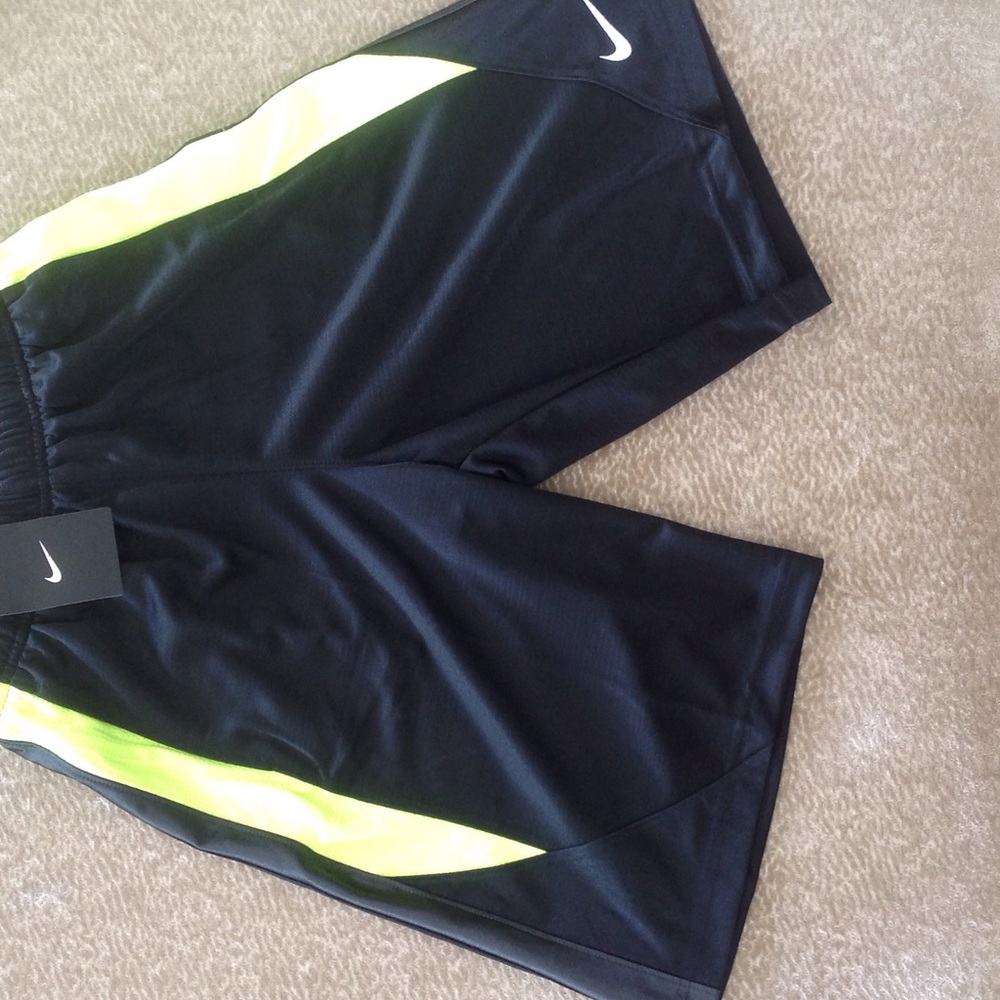 Nike Boys size medium basketball shorts nwt