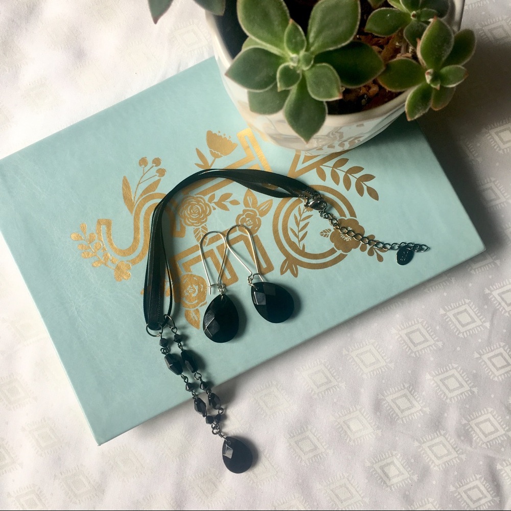 Black earring & necklace set