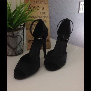 Heel shoes