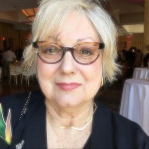 Meet your Posher, Lois