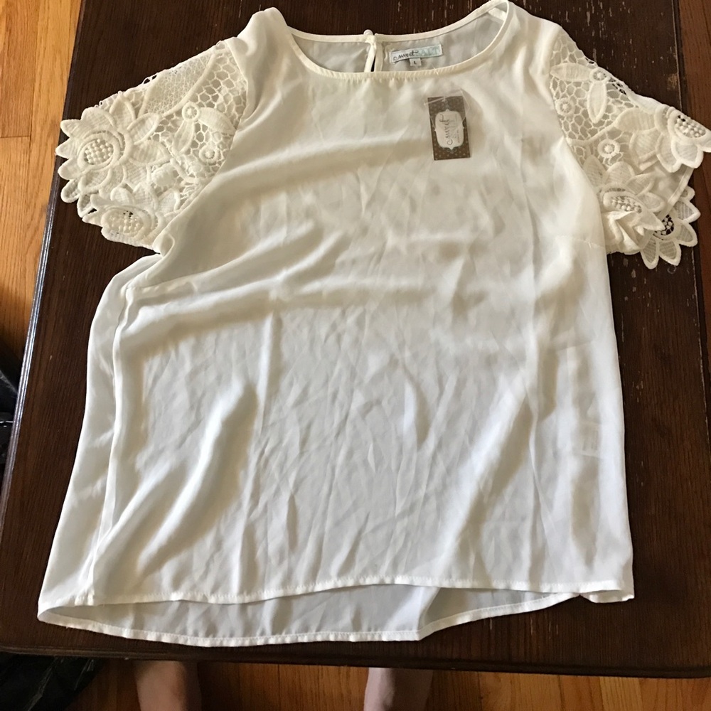 White floral sleeve shirt NWT ⭐️