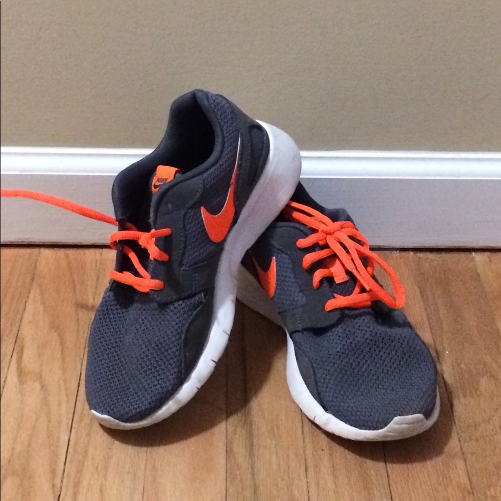 Nike boys size 5 sneakers
