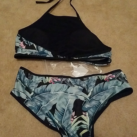 Bikini - Picture 2 of 2