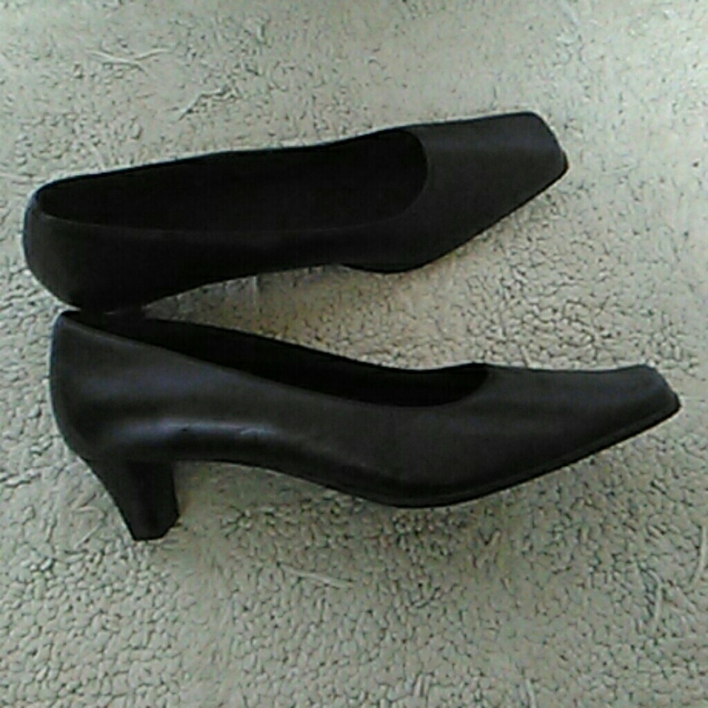 Shoes - Picture 2 of 4