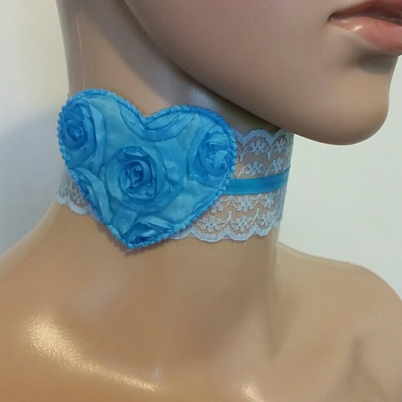 Gorgeous Lace Heart Choker - Picture 2 of 8