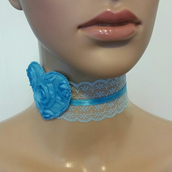 Gorgeous Lace Heart Choker - Picture 6 of 8